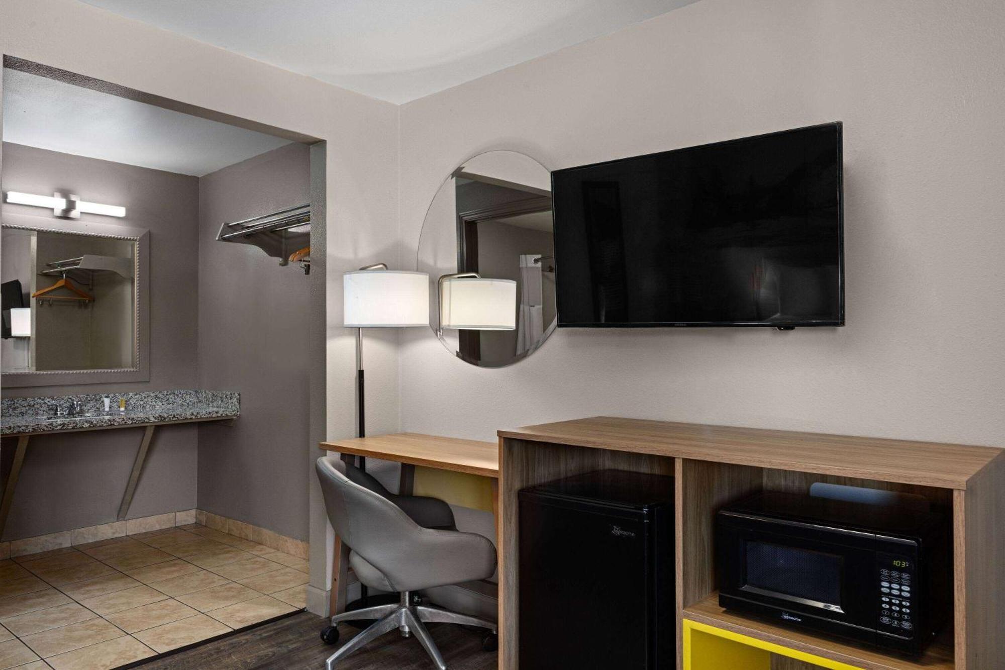 Days Inn By Wyndham Lakewood South Tacoma Ngoại thất bức ảnh
