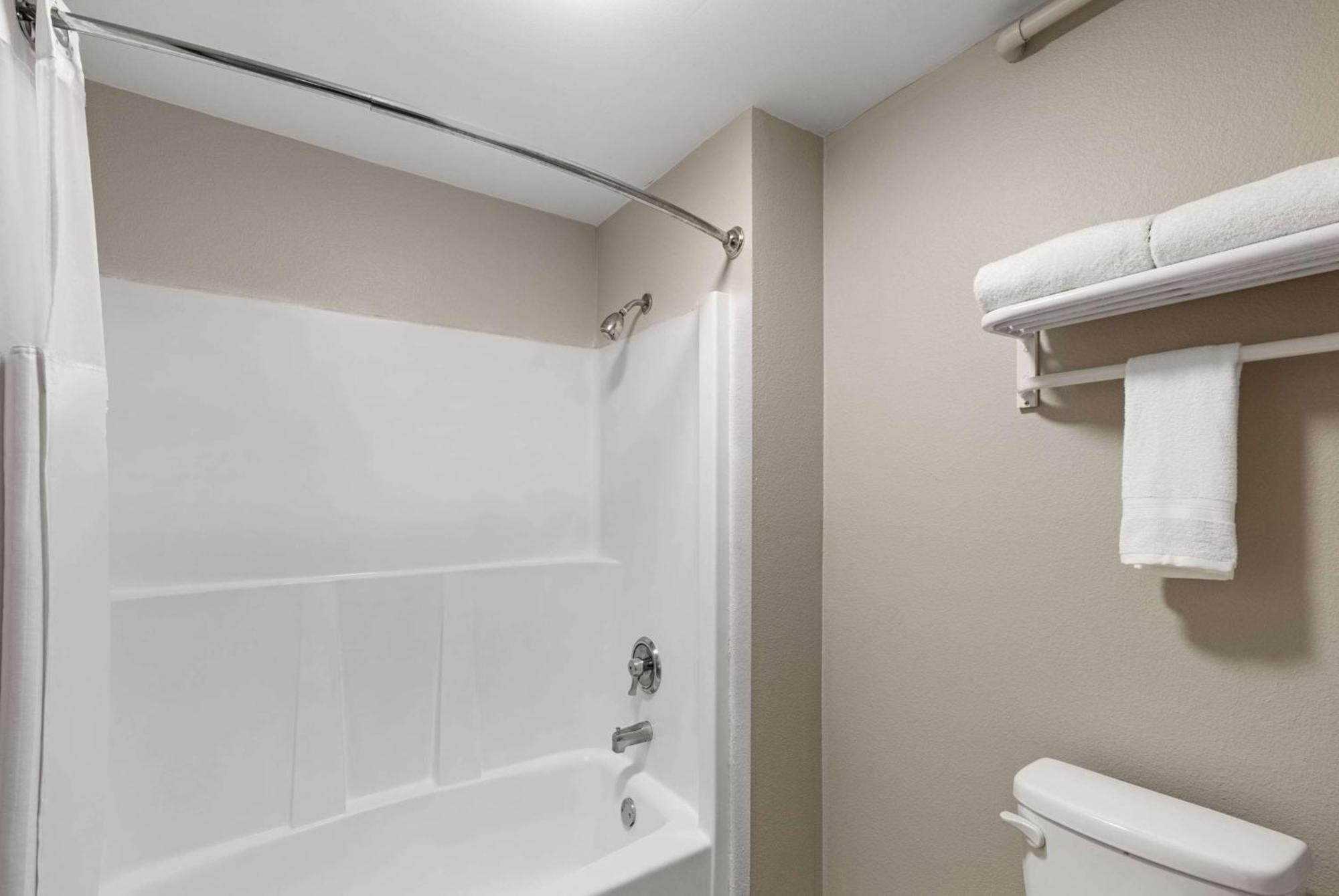 Days Inn By Wyndham Lakewood South Tacoma Ngoại thất bức ảnh