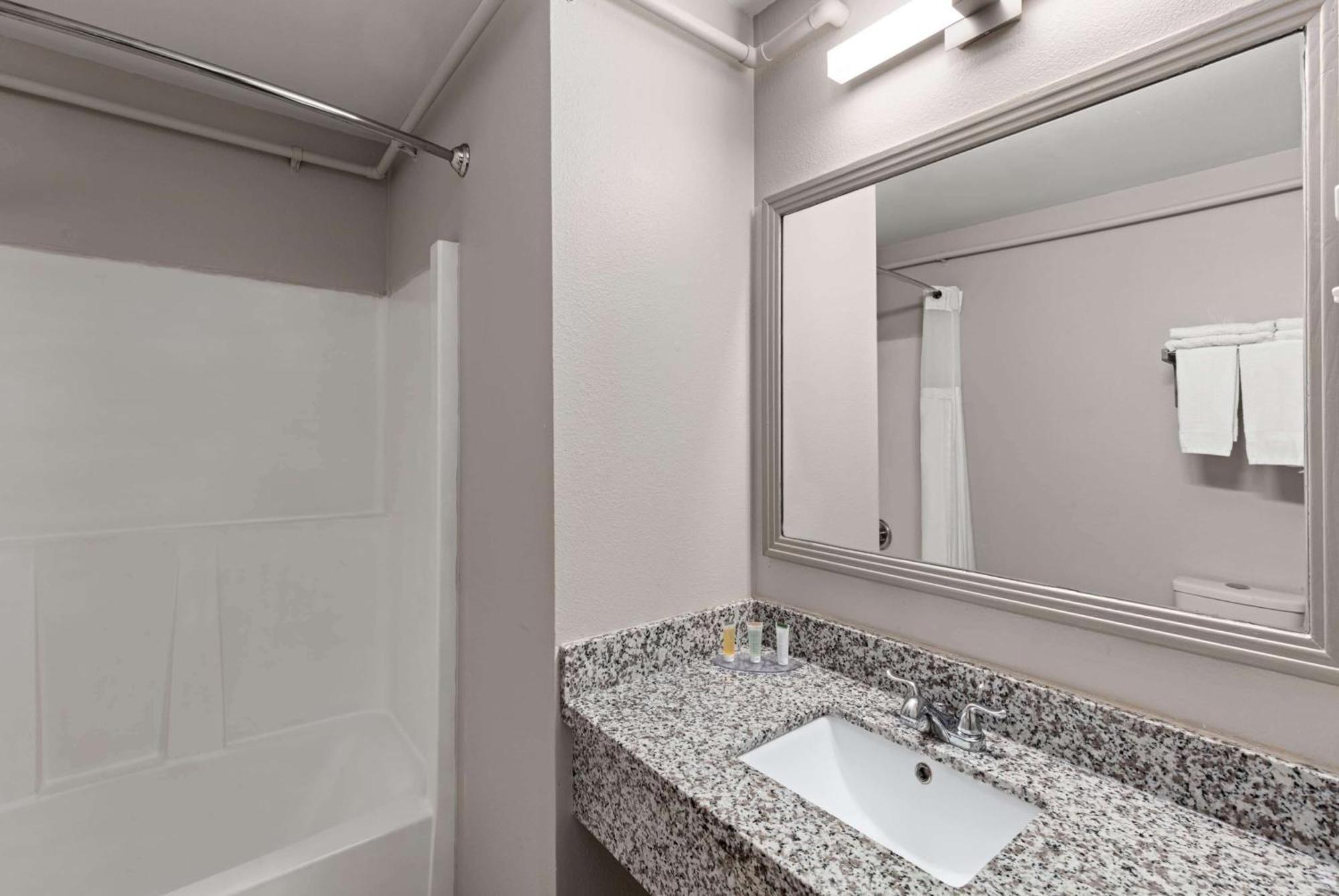 Days Inn By Wyndham Lakewood South Tacoma Ngoại thất bức ảnh