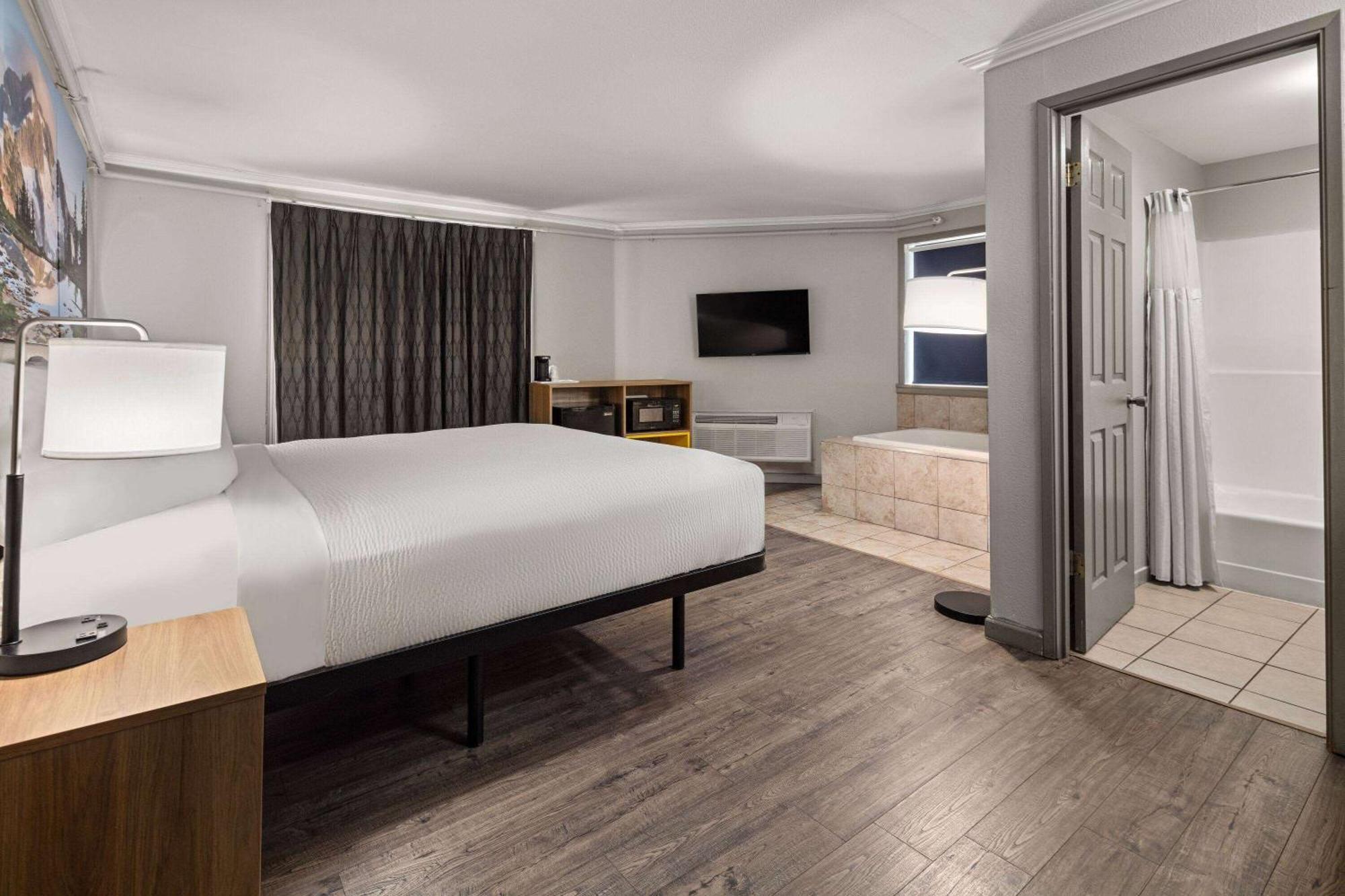 Days Inn By Wyndham Lakewood South Tacoma Ngoại thất bức ảnh