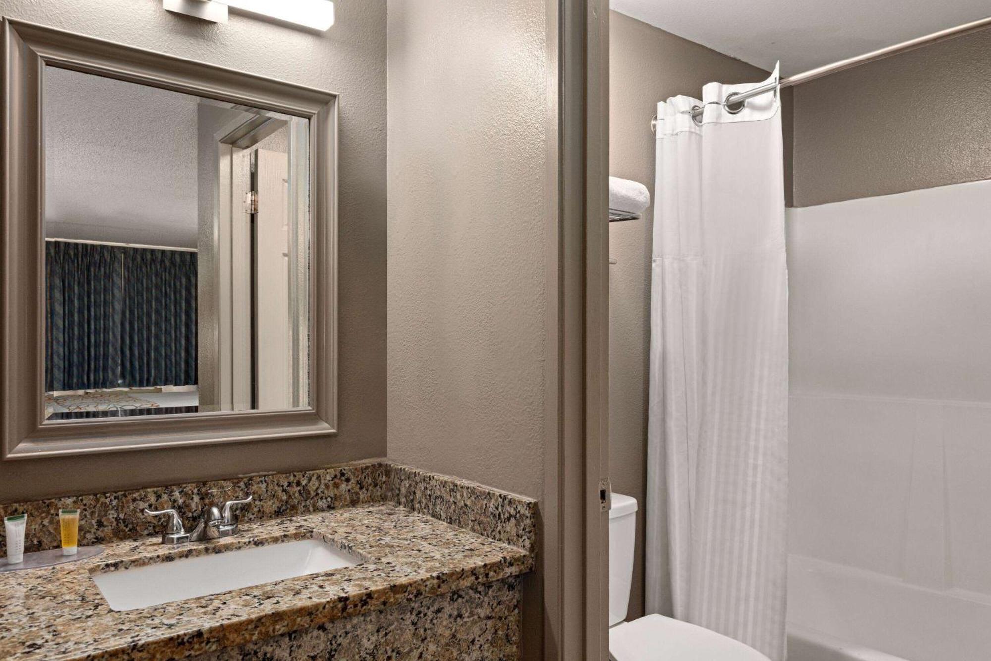 Days Inn By Wyndham Lakewood South Tacoma Ngoại thất bức ảnh