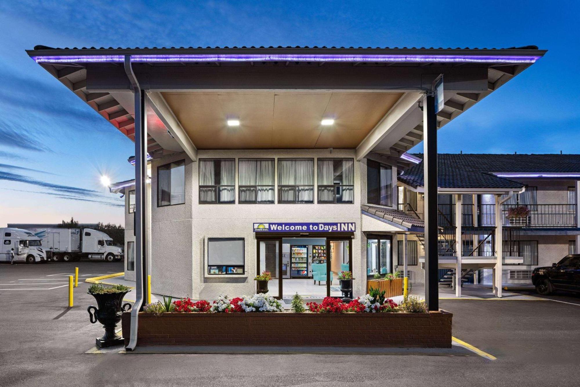 Days Inn By Wyndham Lakewood South Tacoma Ngoại thất bức ảnh